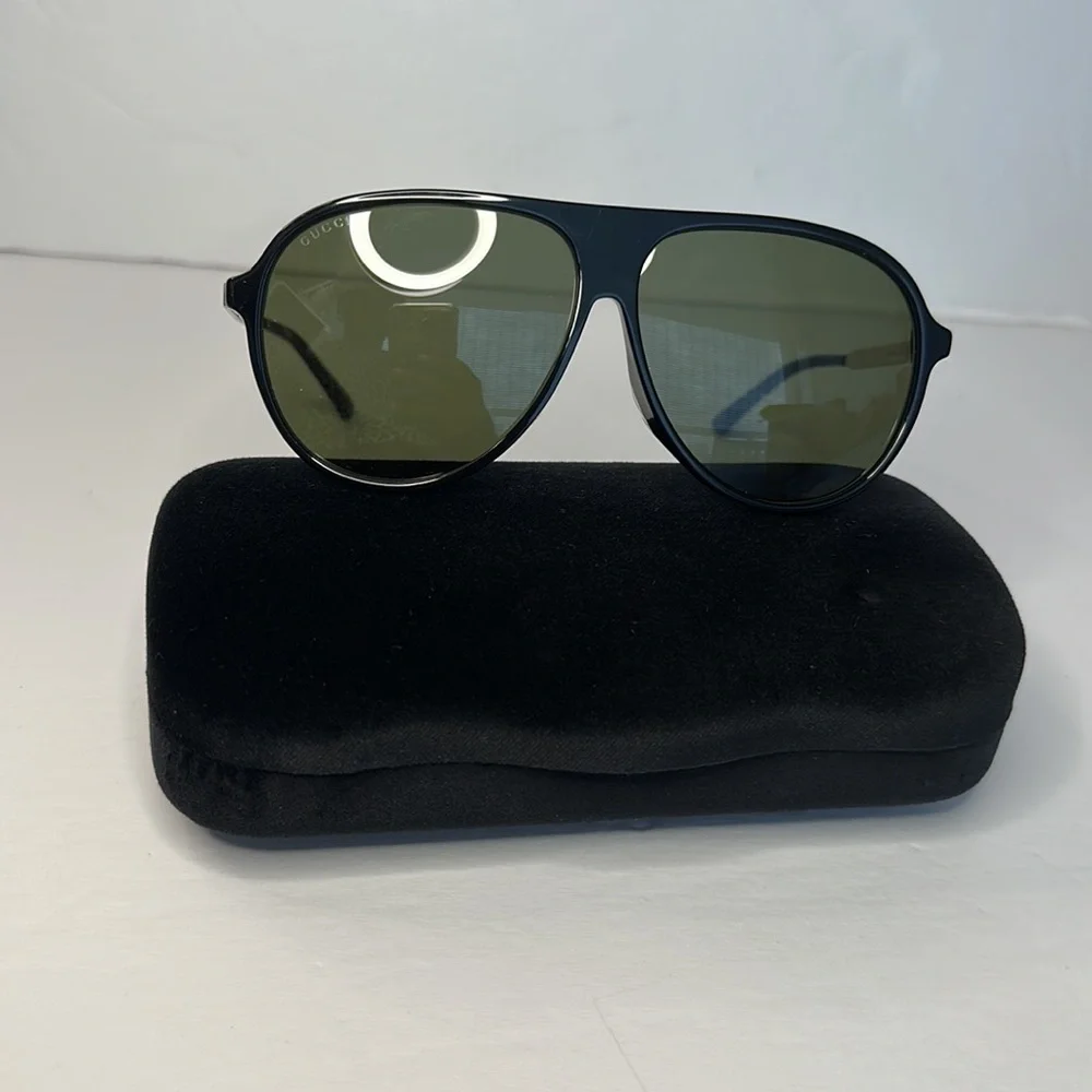 GUCCI GG0829SA 002 aviator sunglass black and ruthenium frame with green lenses.